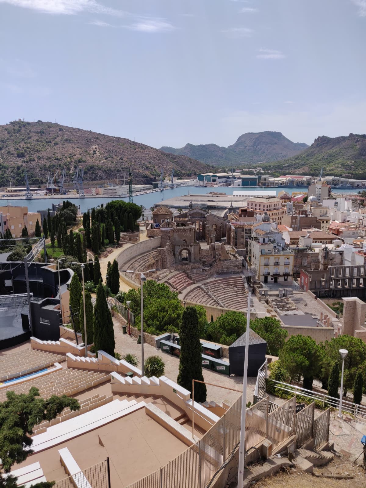 Uitzicht over het Romeinse theater en de haven van Cartagena
