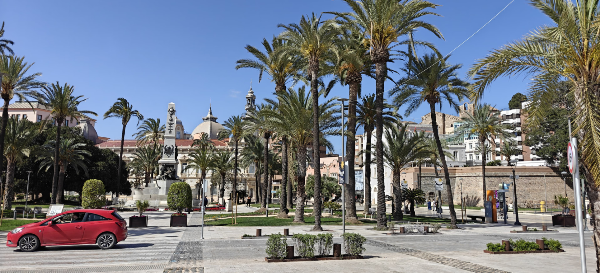 Plein met palmbomen in het centrum van Cartagena