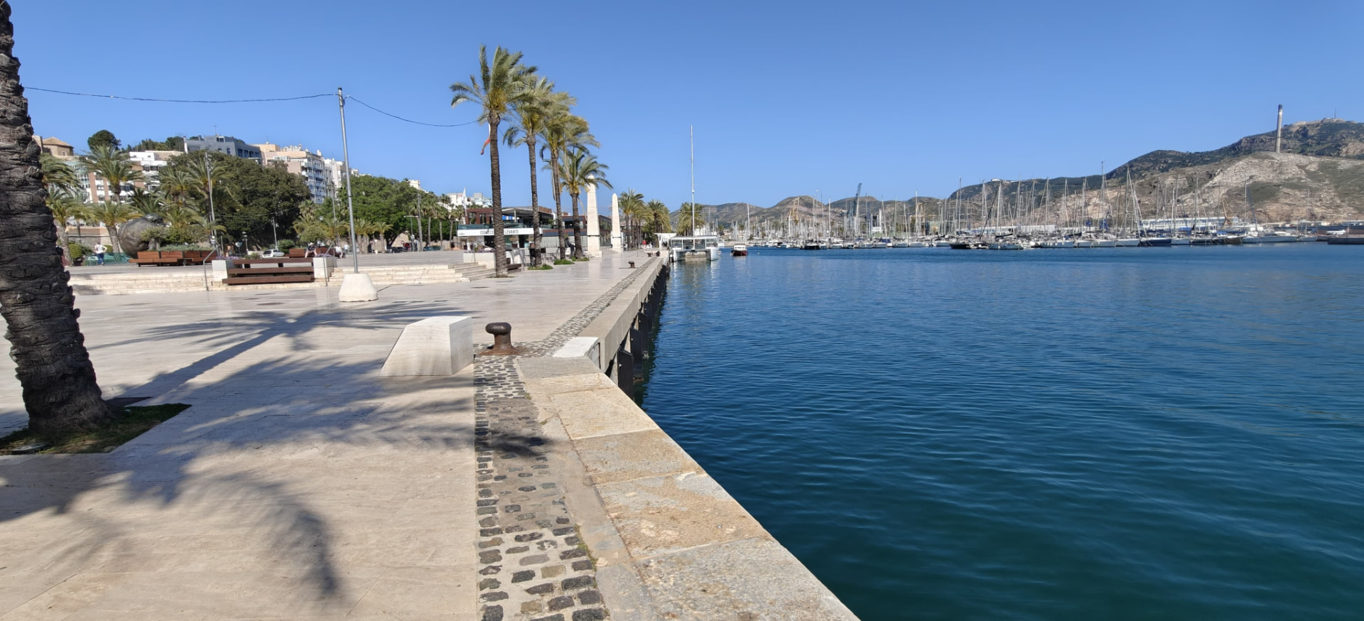 De promenade langs de marina van Cartagena