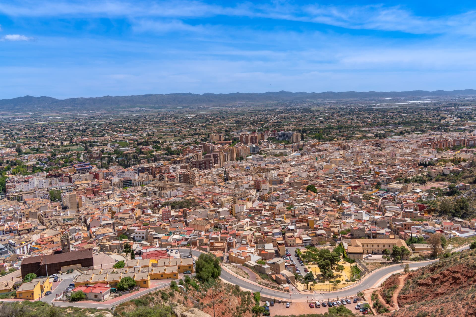 Panorama over een stad in Murcia met de bergen op de achtergrond